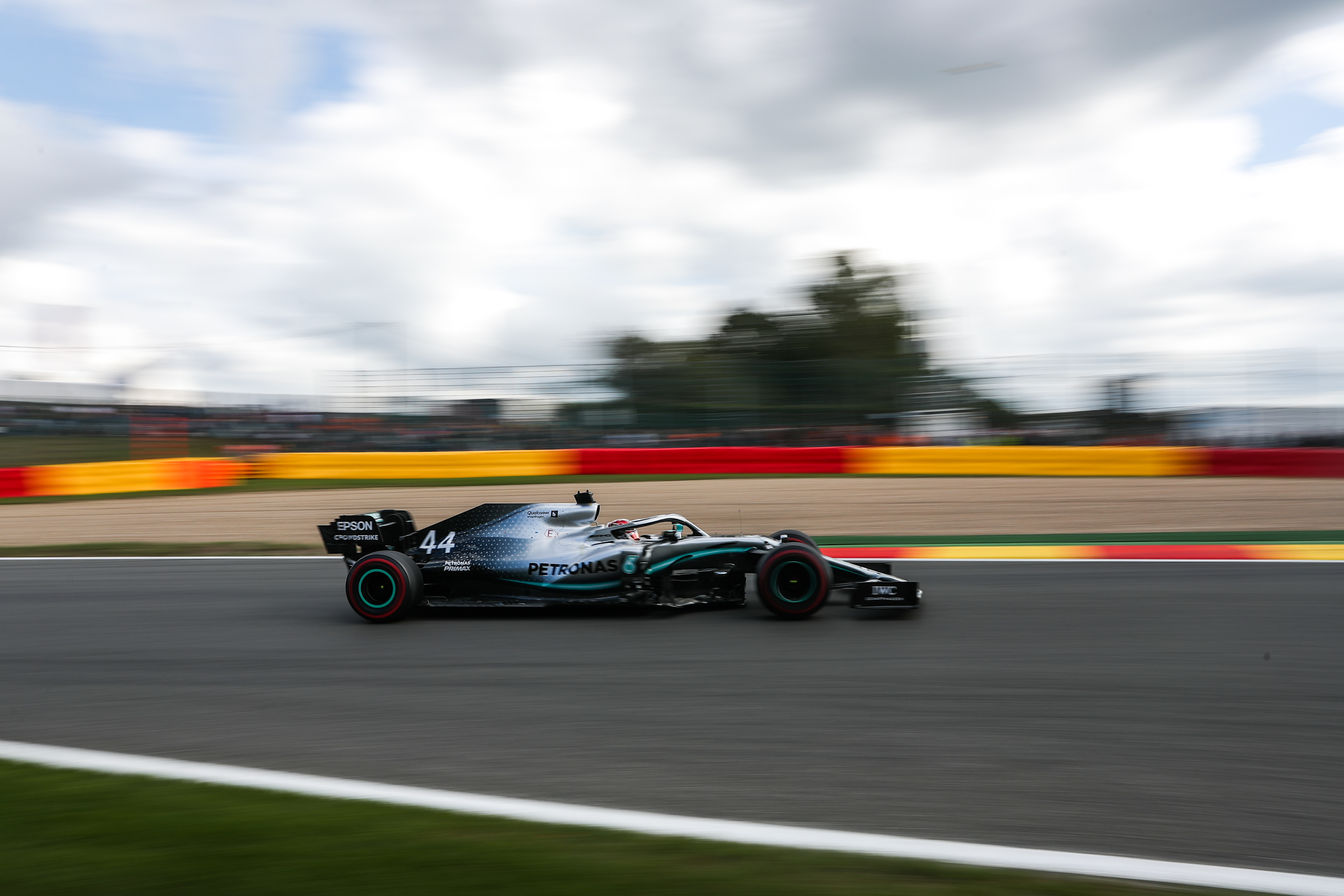 梅赛德斯鏖战阿斯顿马丁,勒克莱尔惊艳四座 梅赛德斯鏖战阿斯顿马丁,勒克莱尔惊艳四座