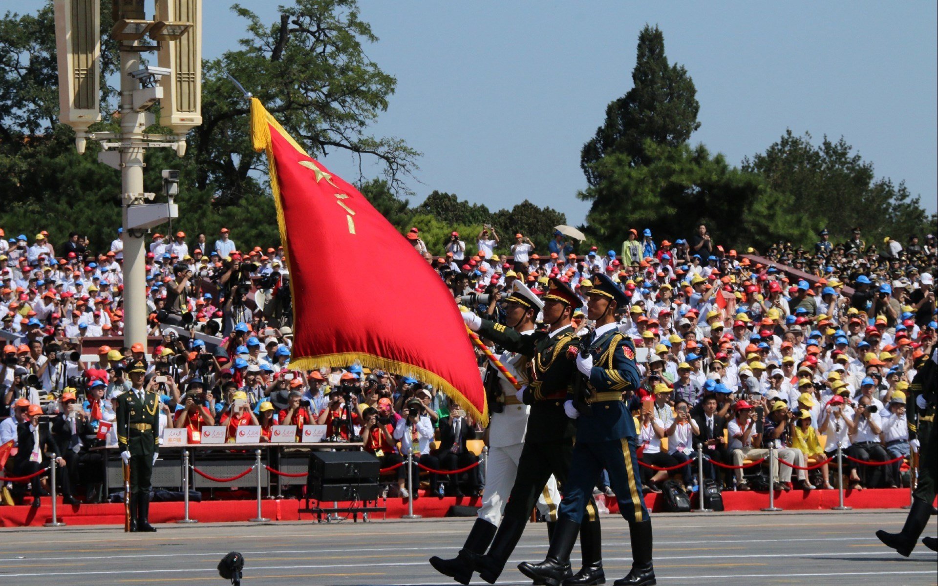 开云平台-银箭与红白,两道速度魅影同时撕裂夜空